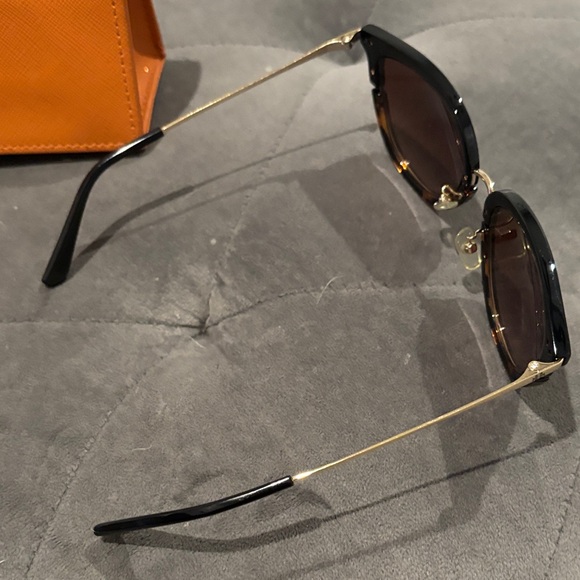 Tory Burch Black Sunglasses with Orange Case main image 4